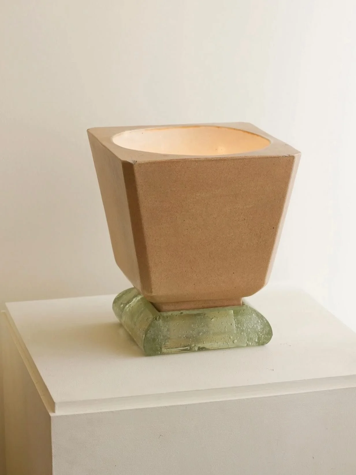 Saint Gobain glass and ceramic squared uplighter C1940💡

Height: 23cm
Width at top: 21cm
Width at base: 16cm