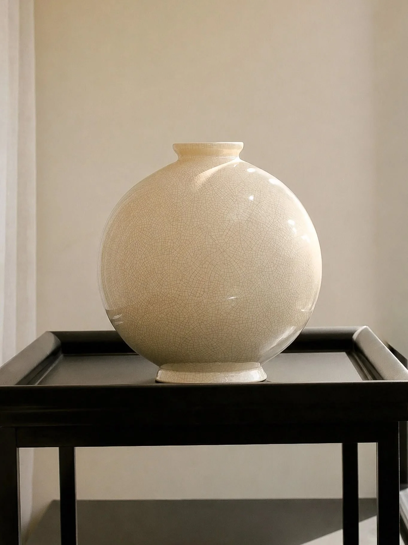 A very large scale centrepiece crackle glaze moon jar. Spherical body with flared base and circular rim. By Emaux de Longwy edition for Grange

Height: 40cm
Diameter: 35cm
Width of opening: 12cm

Signed and stamped under the base.