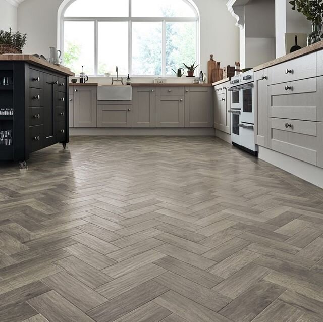 Create a modern parquet look with the ashy grey tones of 𝐒𝐭𝐨𝐫𝐦 𝐎𝐚𝐤