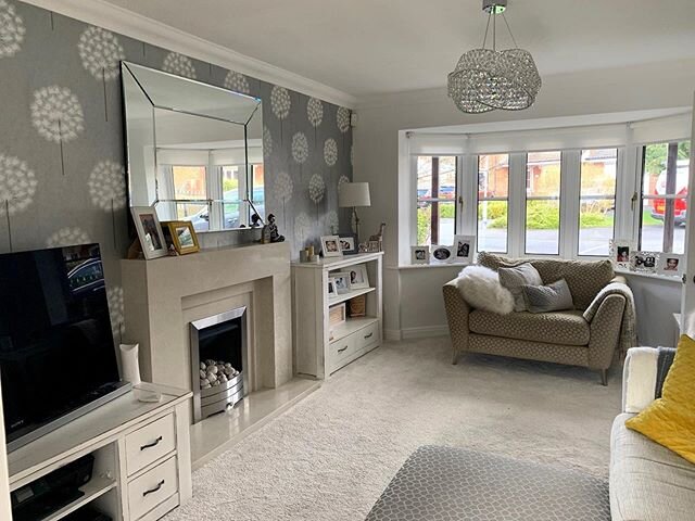 We love seeing your photographs! 😍 how lovely does this living room and kitchen/dining room look! Using our Harlequin Amity wallpaper