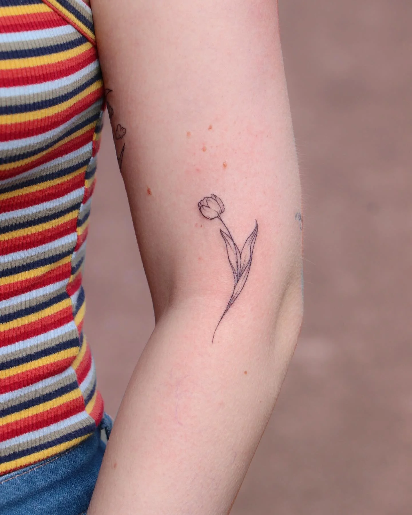 The giraffe is a Christmas ornament, which was the only thing my clients dad still has from his parents 🥹 Absolutely loved adding these tiny bits to Andrea&rsquo;s arm! The other arm is a full sleeve from me ❤️