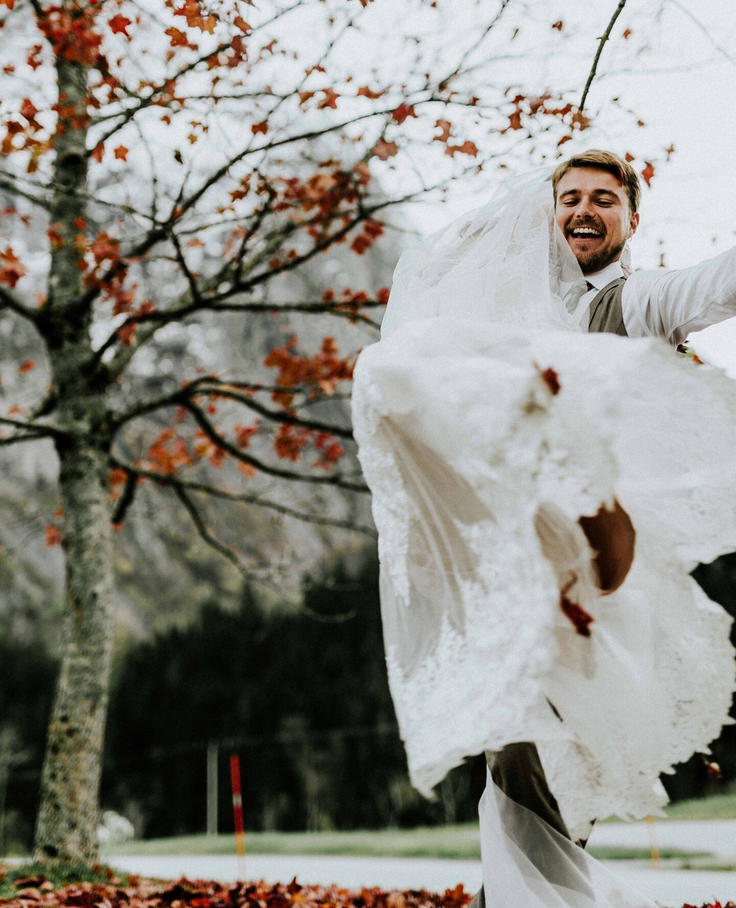 En veldig lykkelig ektemann, p&aring; en veldig vakker dag i Eikesdalen 😍 ⁠
.⁠
.⁠
.⁠
.⁠
.⁠
⁠
#wedding #bride #weddingdress #weddingphotography #weddingday #weddinginspiration #weddingplanner #prewedding #bridal #bridetobe #weddingphotographer #groom