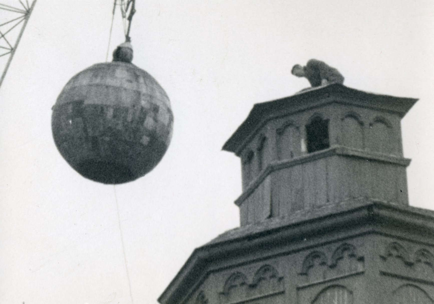 Dépose de la boule pour restauration, 1965