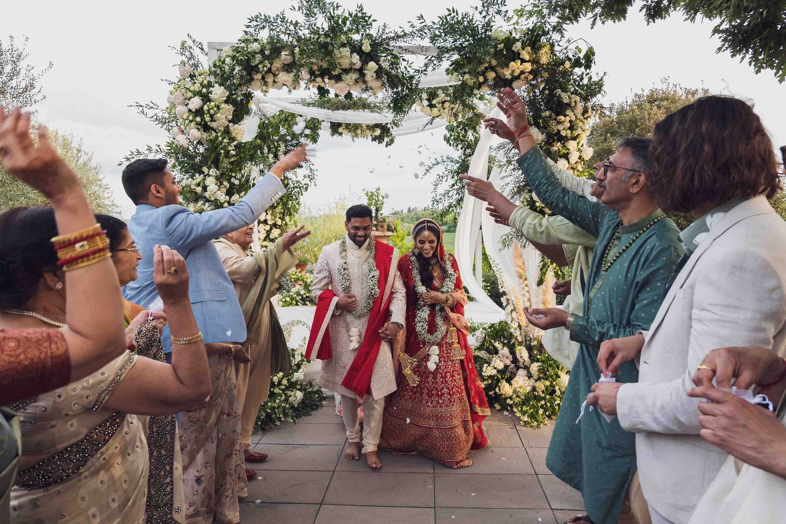 38-petal-tossing-indian-hindu-wedding-tenuta-corbinaia-vincent-aiello-photography.jpg