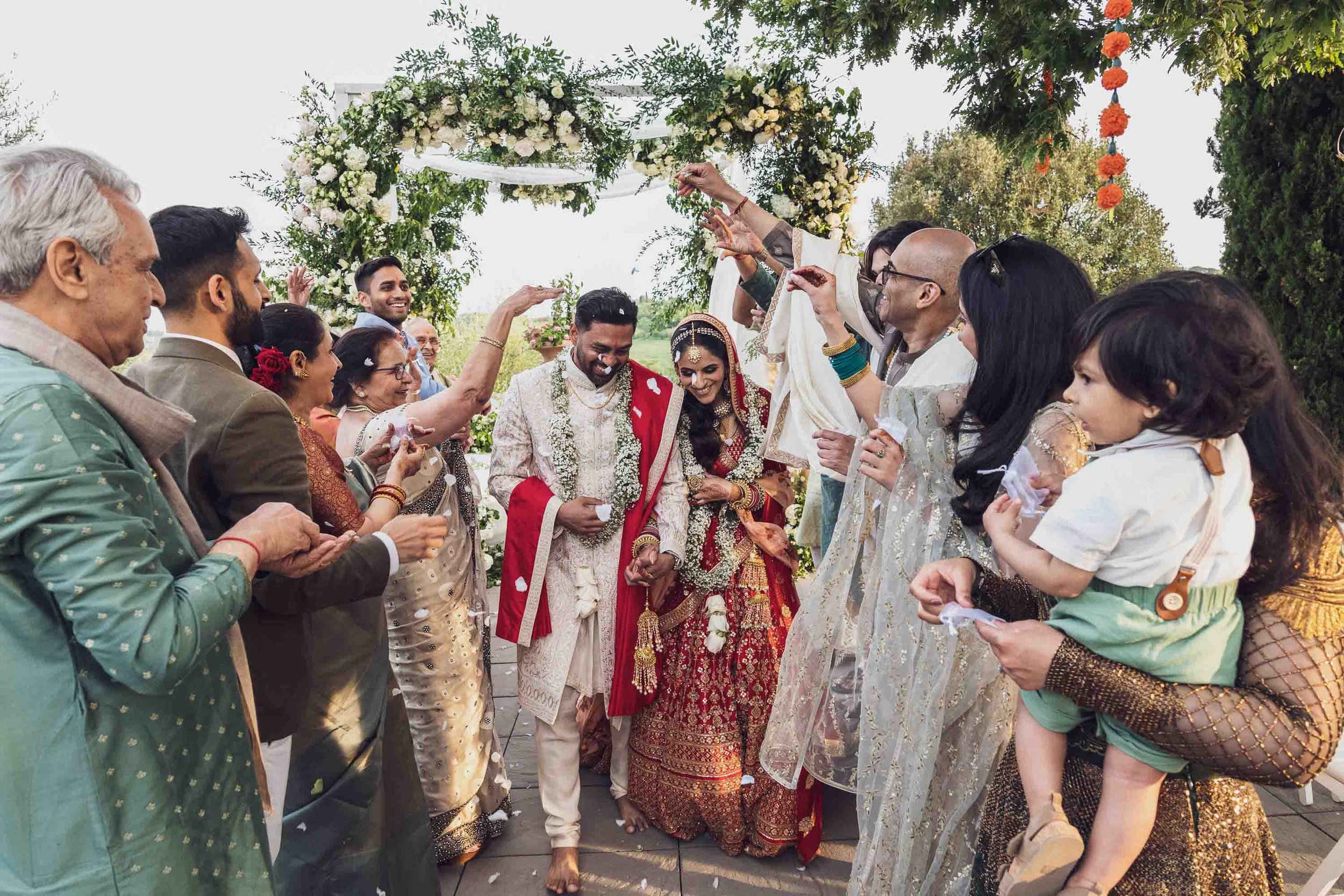 39-petal-tossing-indian-hindu-wedding-tenuta-corbinaia-vincent-aiello-photography.jpg