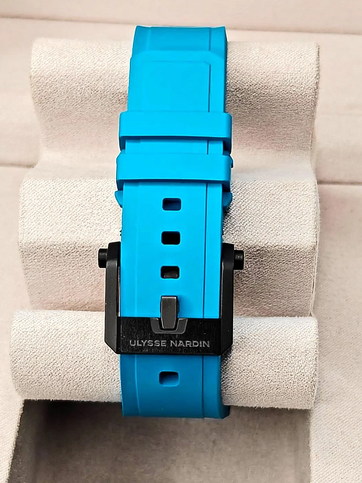 ulysse-nardin-diver-x-skeleton-azure-3723-170-buckle.jpg