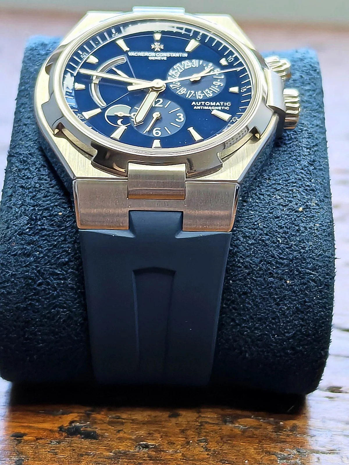 vacheron-constantin-overseas-dual-time-47450-ultramarine-dial-angle.jpg