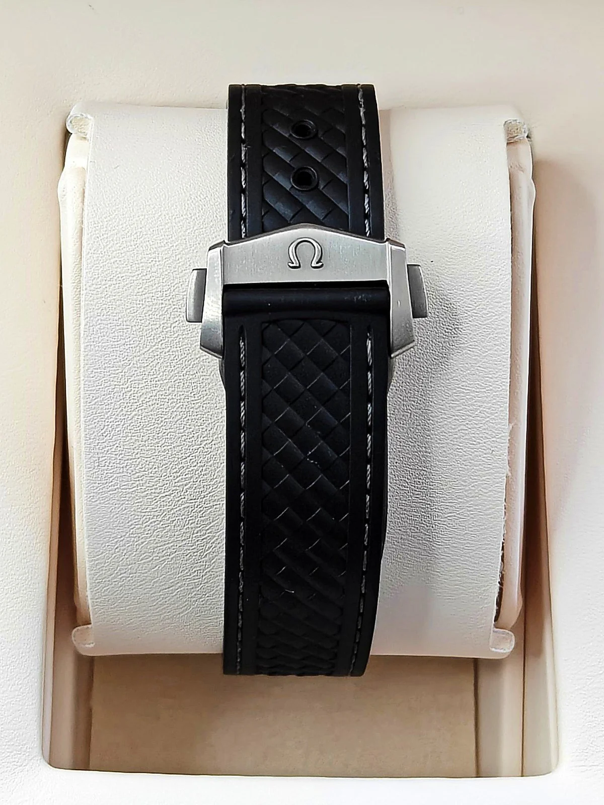 omega-seamaster-aqua-terra-worldtimer-220-92-43-22-99-001-clasp.jpg