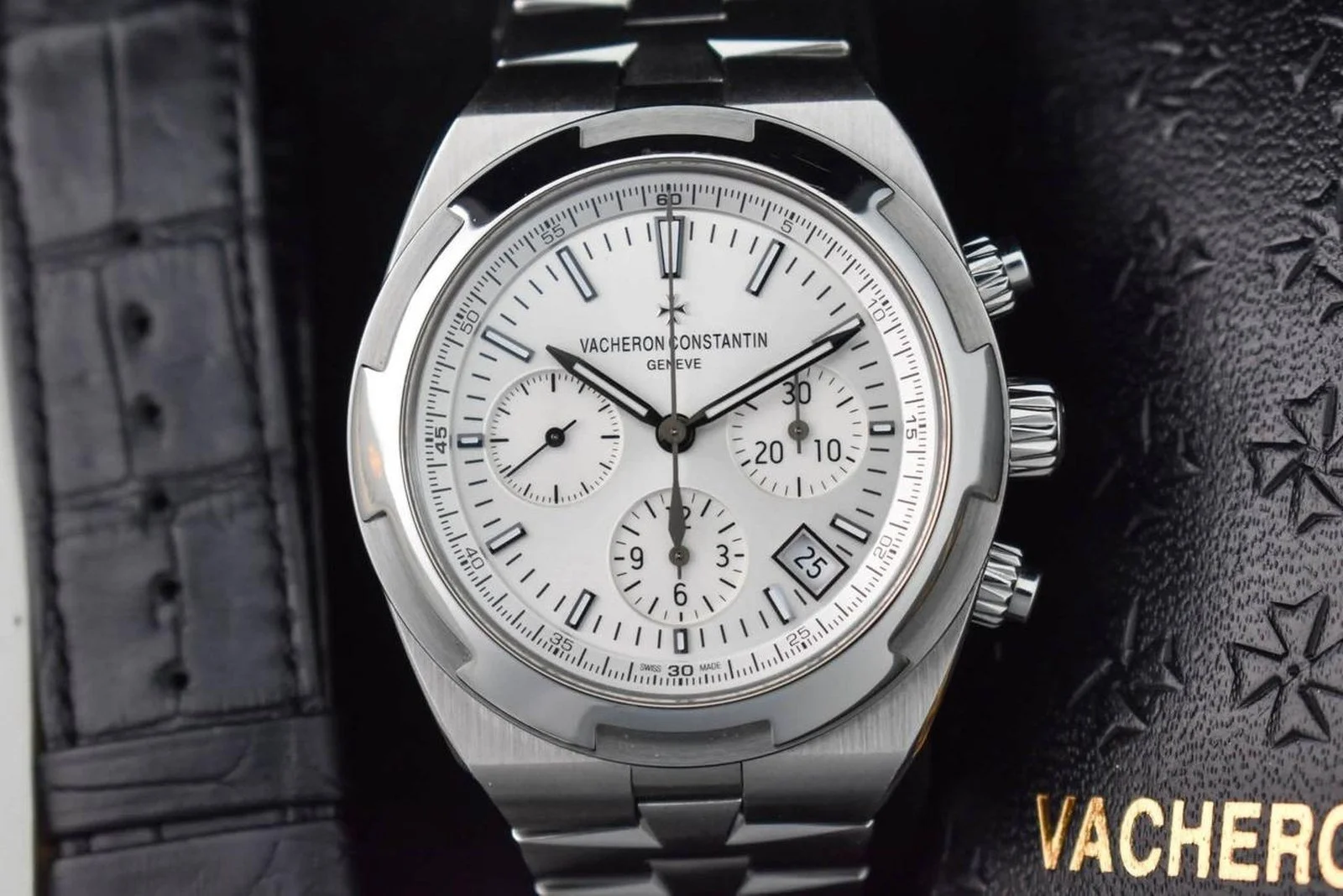 vacheron-constantin-overseas-chronograph-5500v-silver-2017-dial-cover.jpg