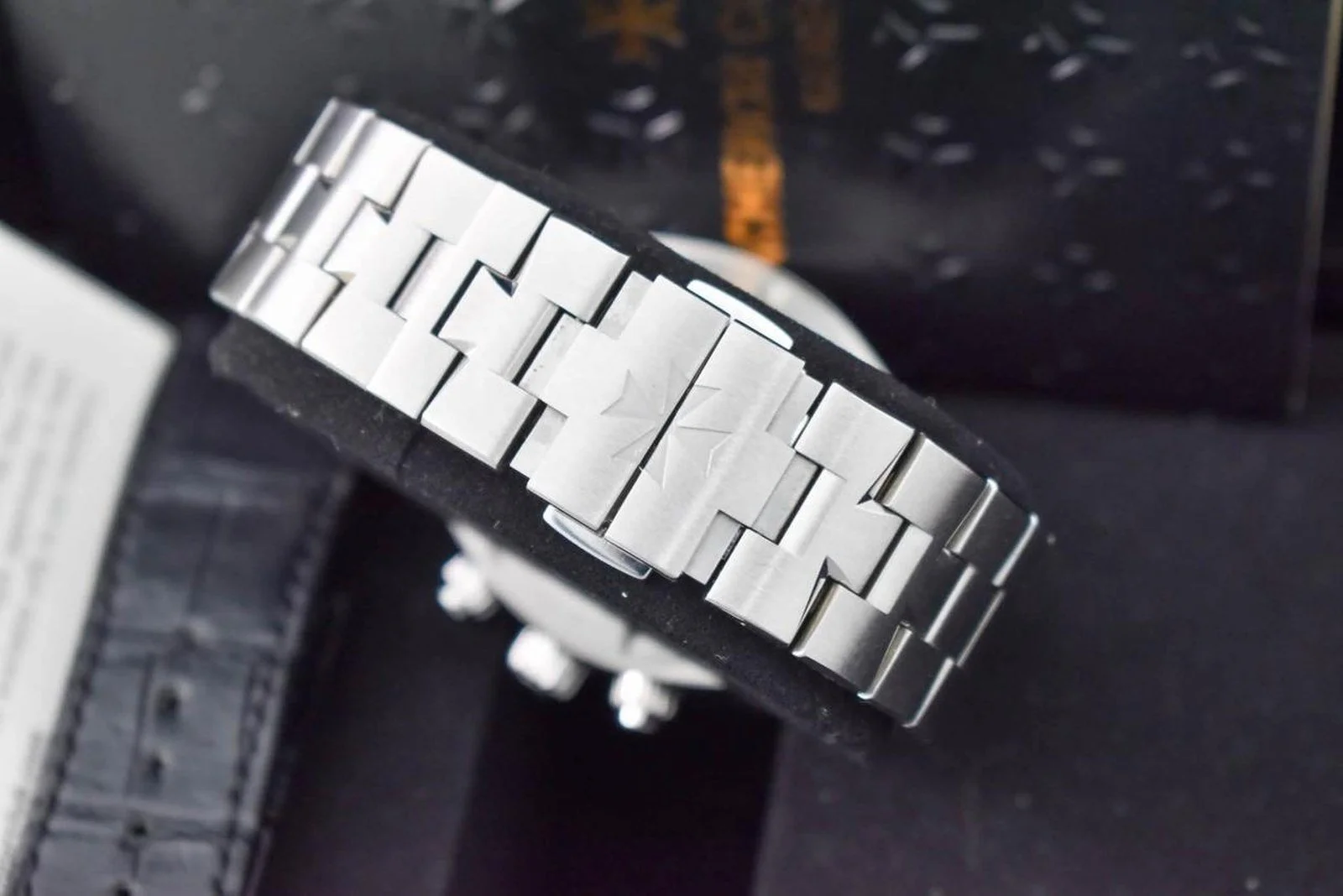 vacheron-constantin-overseas-chronograph-5500v-silver-2017-bracelet-clasp.jpg