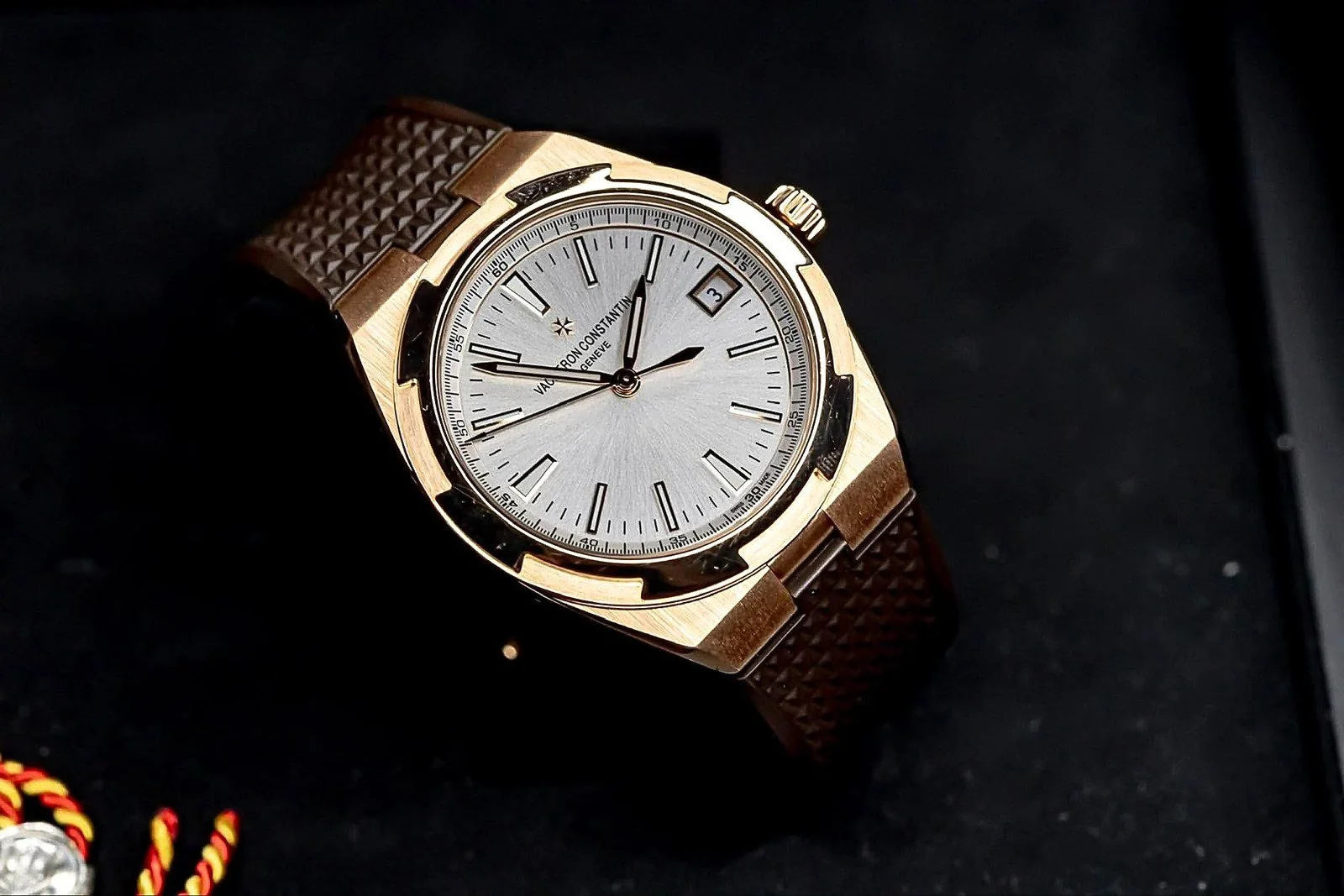 Vacheron Constantin Overseas 4500V rose gold silver dial, angled dial view