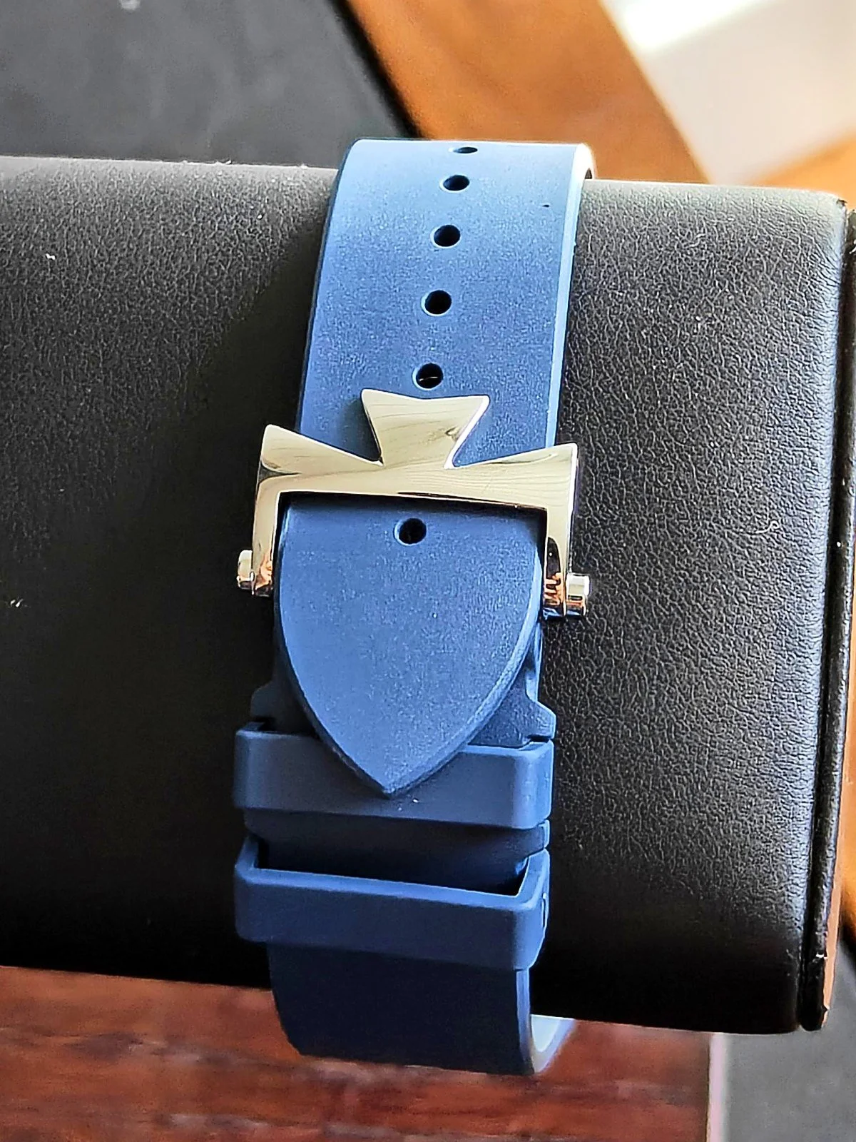 Vacheron Constantin Maltese cross buckle on blue rubber Overseas strap