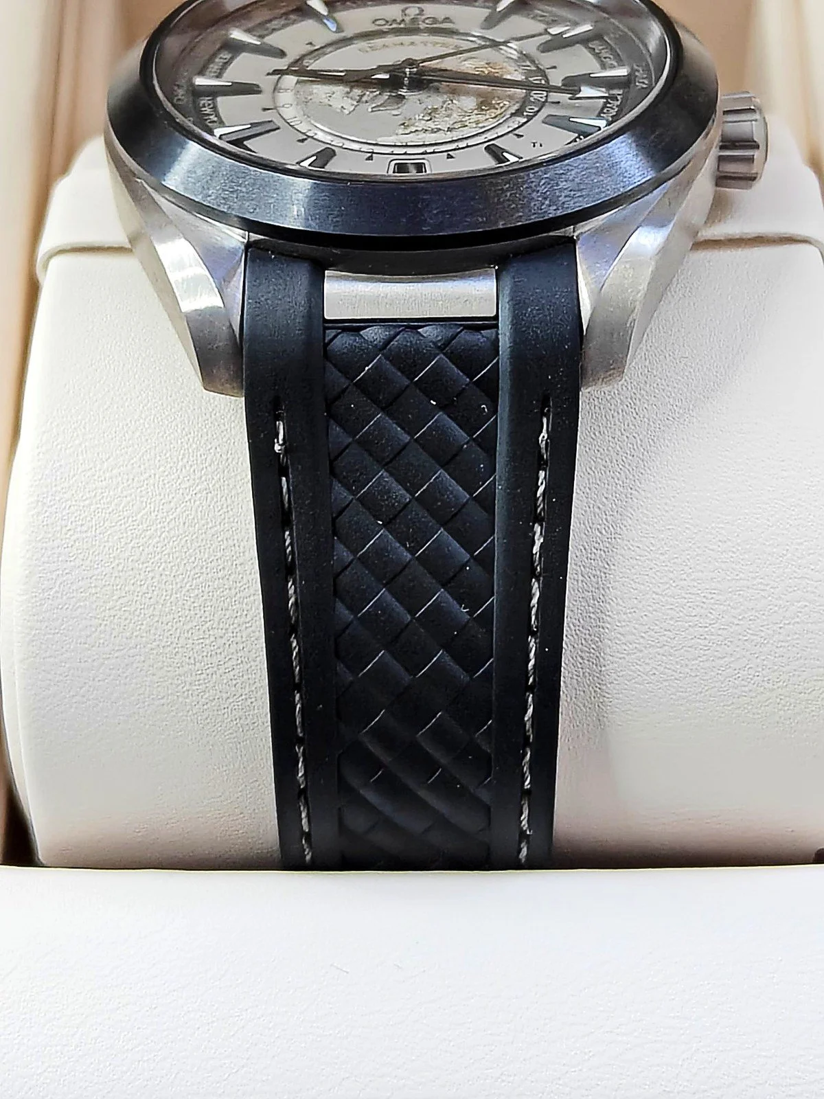omega-seamaster-aqua-terra-worldtimer-220-92-43-22-99-001-strap-side.jpg