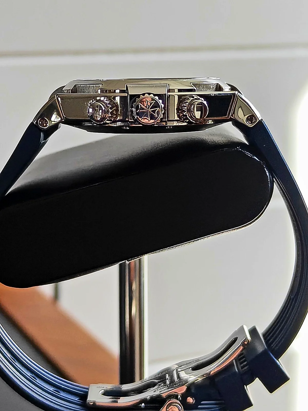 Overseas Chronograph 49150 crown and chronograph pushers, side profile