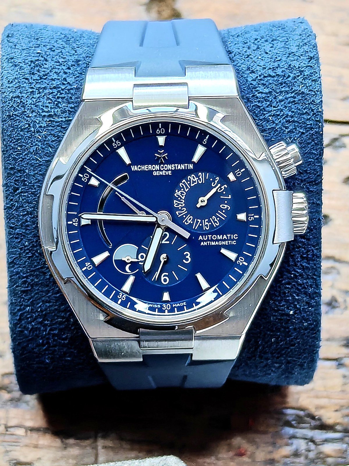 vacheron-constantin-overseas-dual-time-47450-ultramarine-dial-cover.jpg