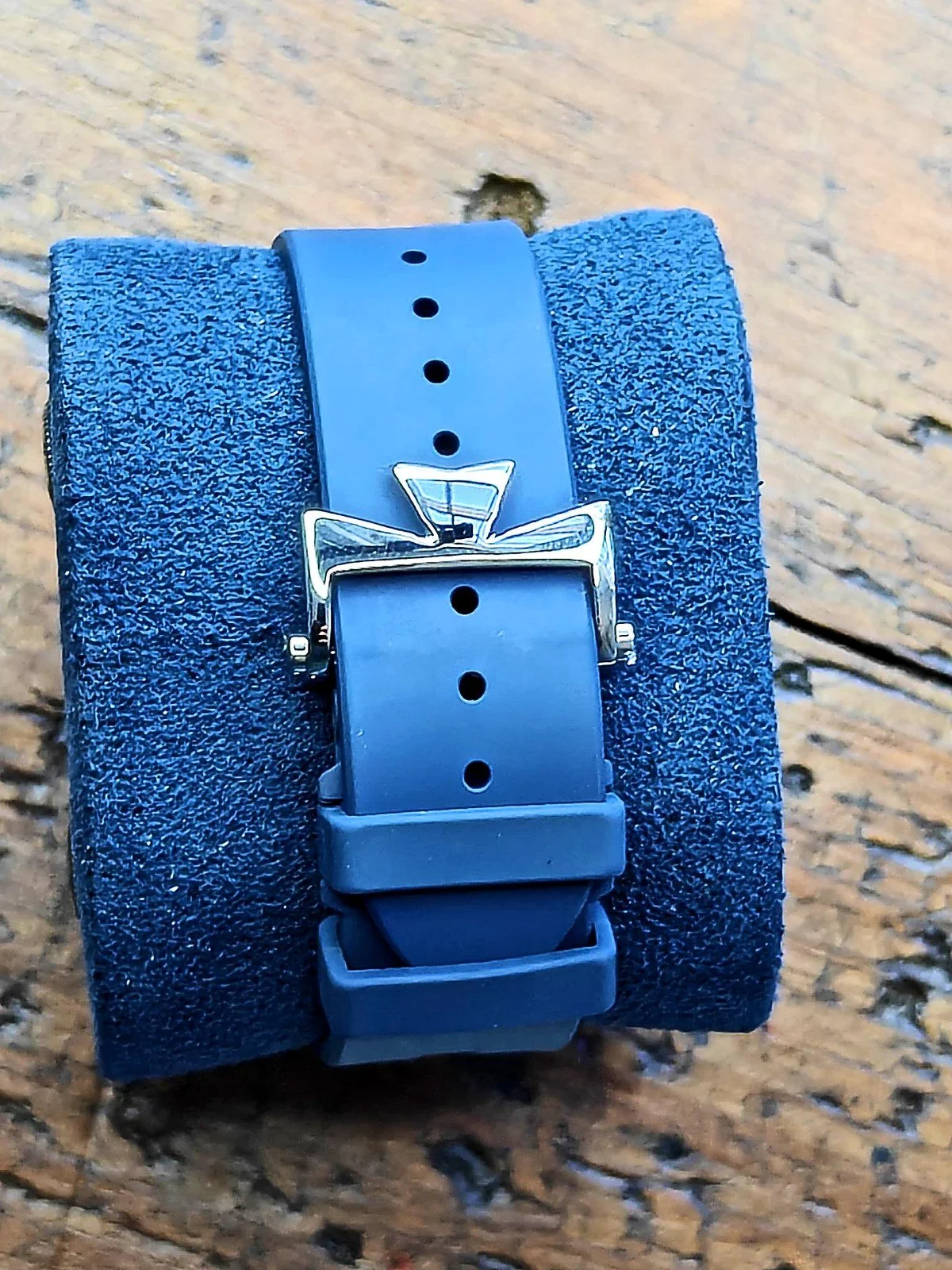 vacheron-constantin-overseas-dual-time-47450-ultramarine-buckle.jpg