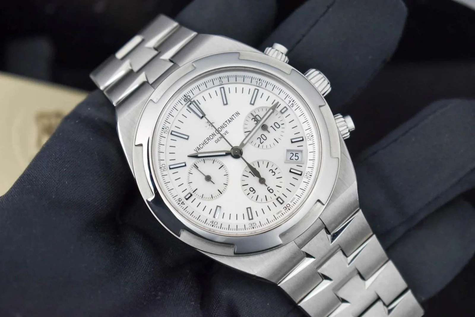 vacheron-constantin-overseas-chronograph-5500v-silver-2017-dial-angle.jpg