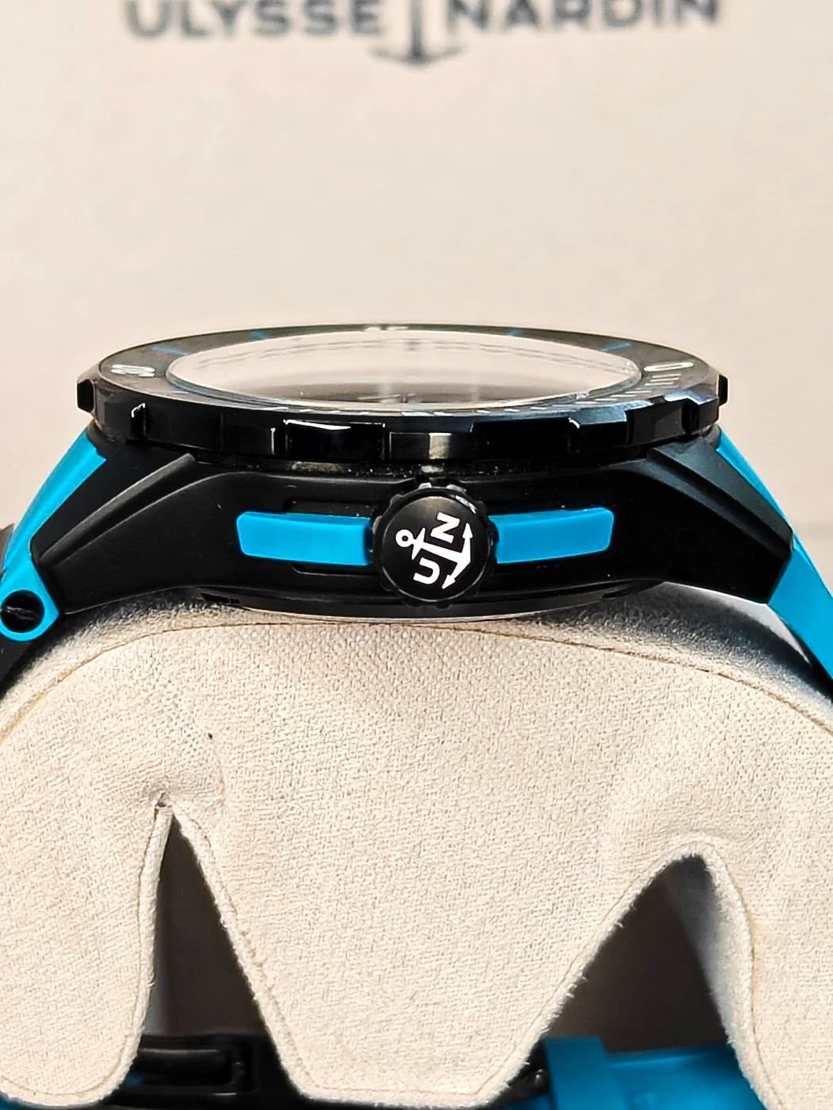 ulysse-nardin-diver-x-skeleton-azure-3723-170-crown-side.jpg