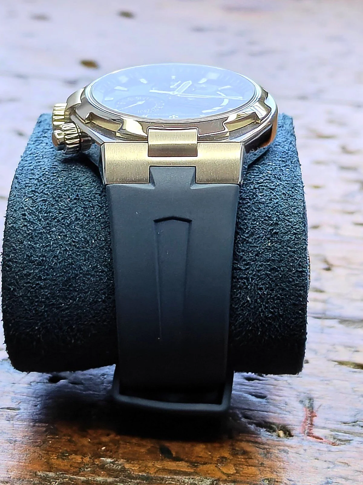 vacheron-constantin-overseas-dual-time-47450-ultramarine-strap-top.jpg