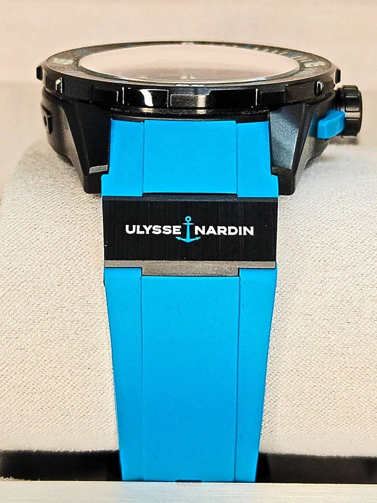 ulysse-nardin-diver-x-skeleton-azure-3723-170-strap-top.jpg