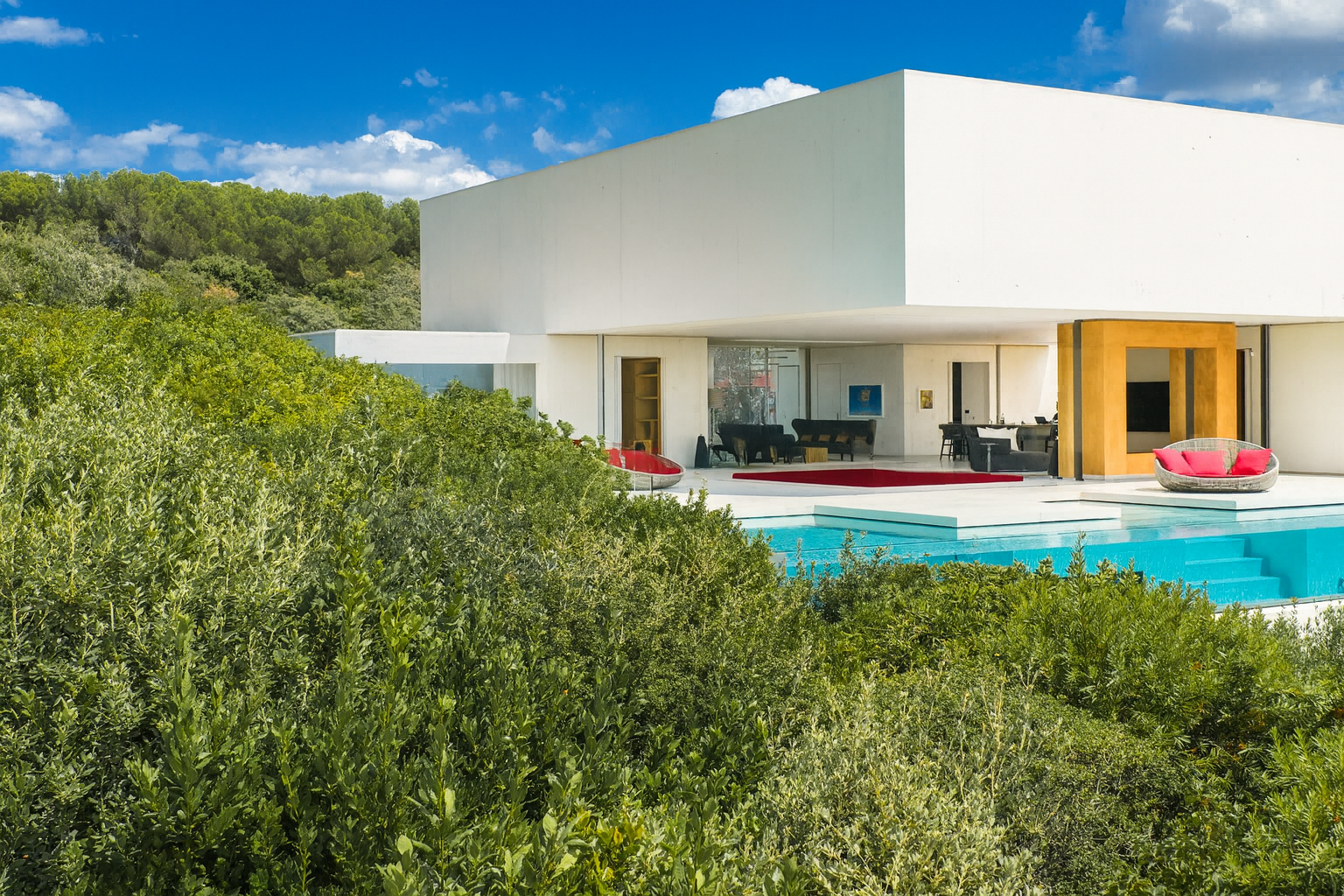 Villa moderne dans la verdure.png
