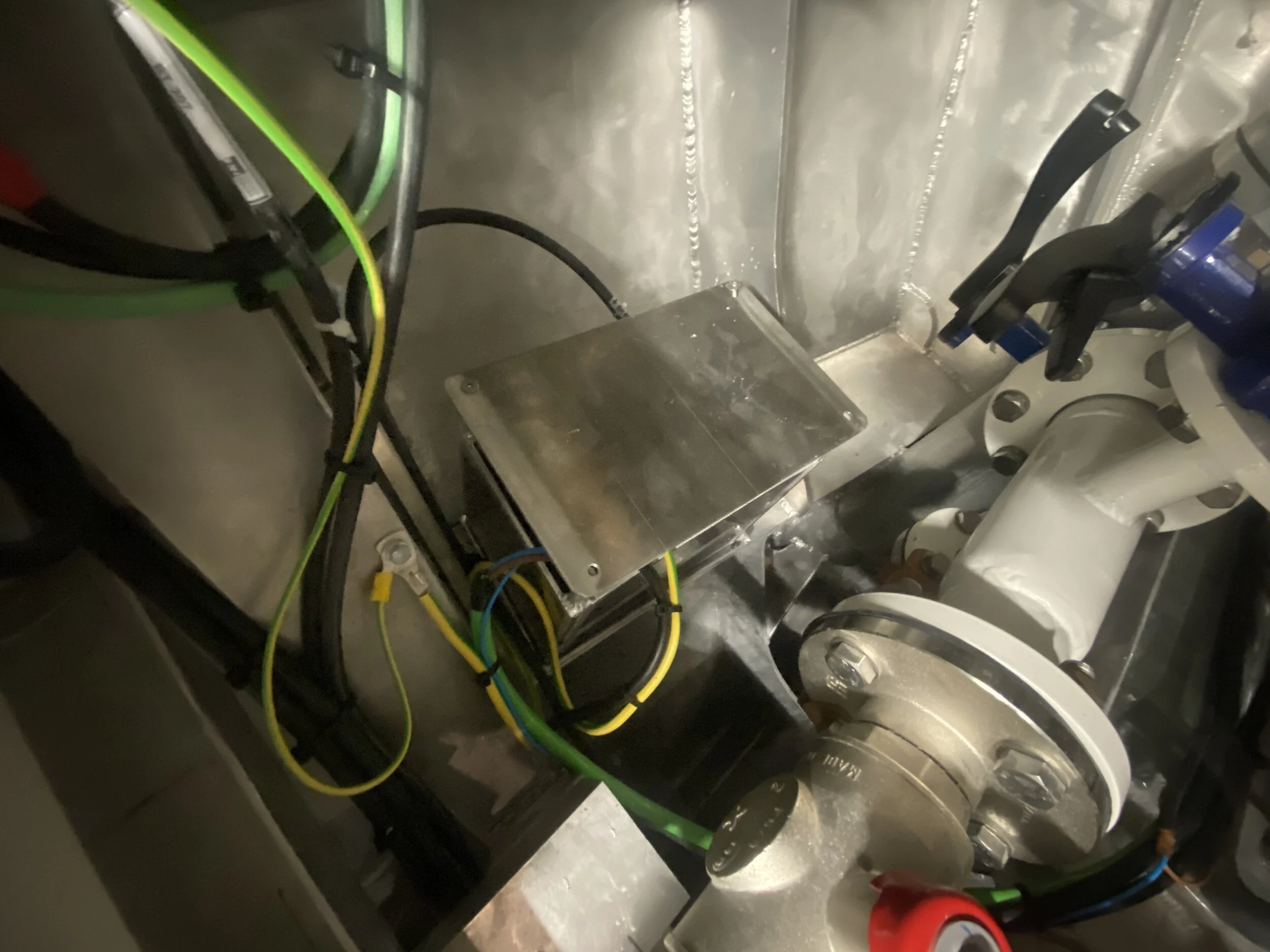 Earthing of machinery to hull