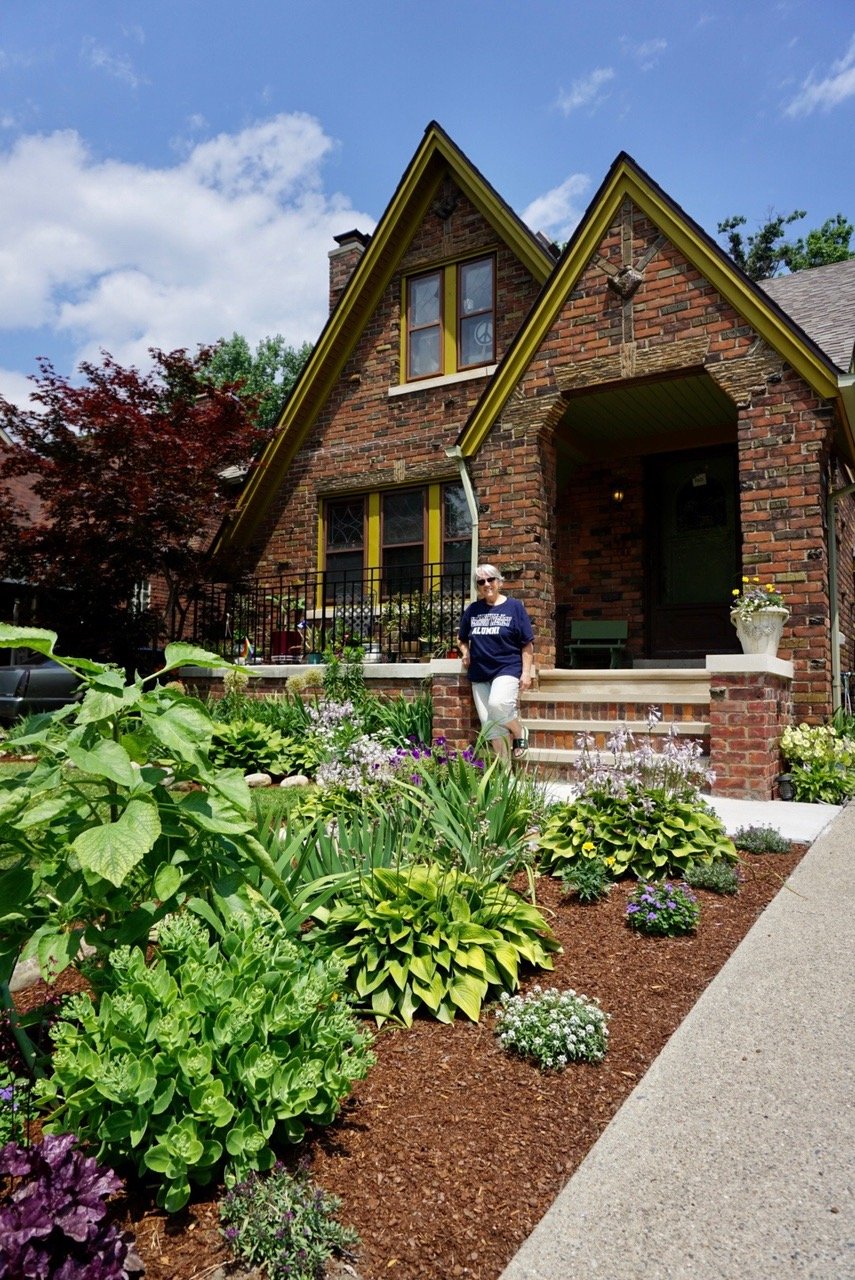 Curb Appeal: The Kempinskis' Welcoming Bedford Garden