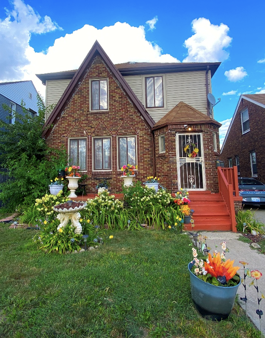 Curb Appeal: Alluring Alter Home