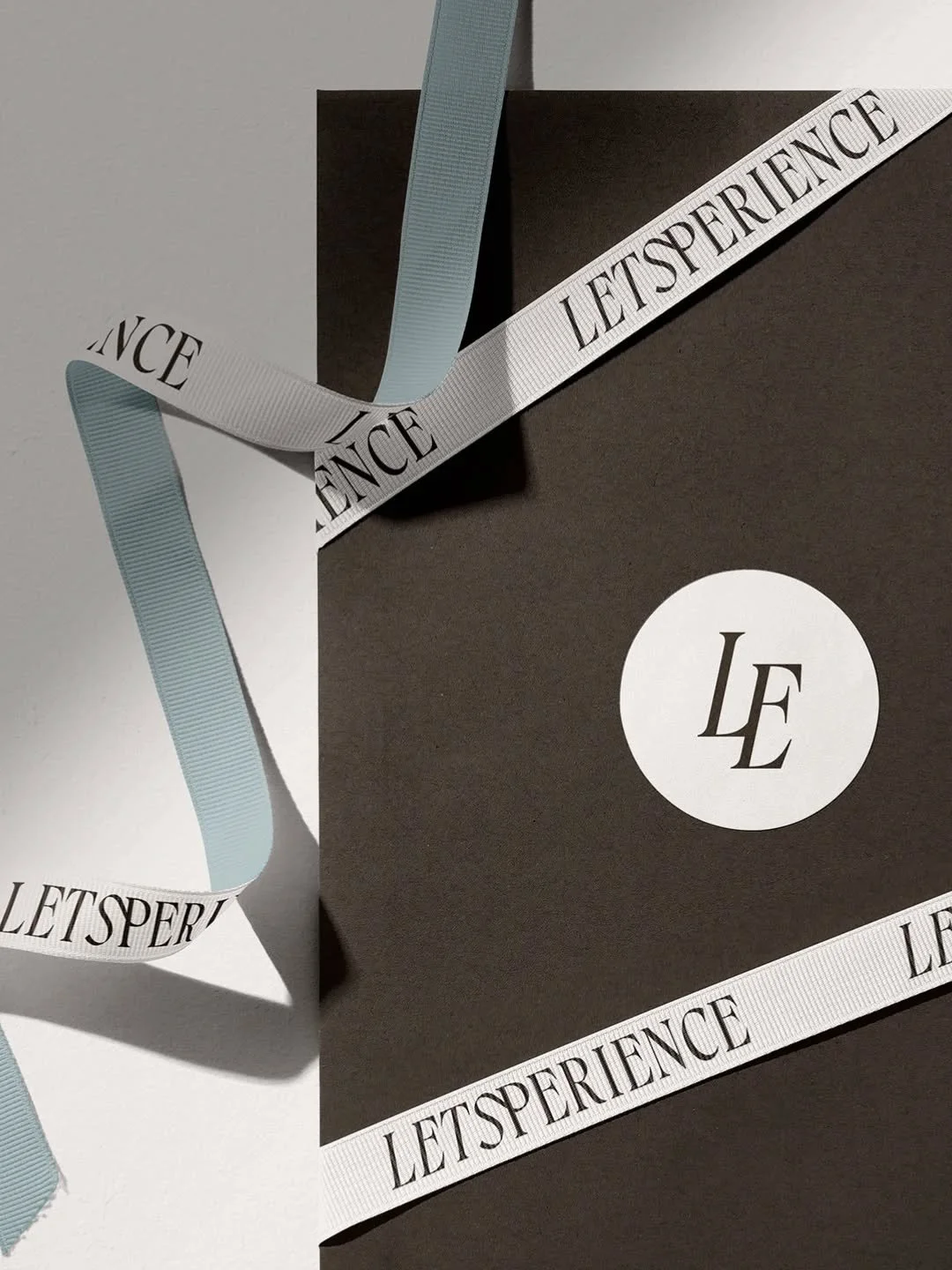 Kun yrityksellesi l&auml;hdet&auml;&auml;n luomaan n&auml;ytt&auml;v&auml;&auml; br&auml;ndikokonaisuutta, tulet saamaan kokonaisen logoperheen. T&auml;m&auml; siksi, ett&auml; yrityksen logolle tulee taatusti monia erilaisia k&auml;ytt&ouml;tarpeita