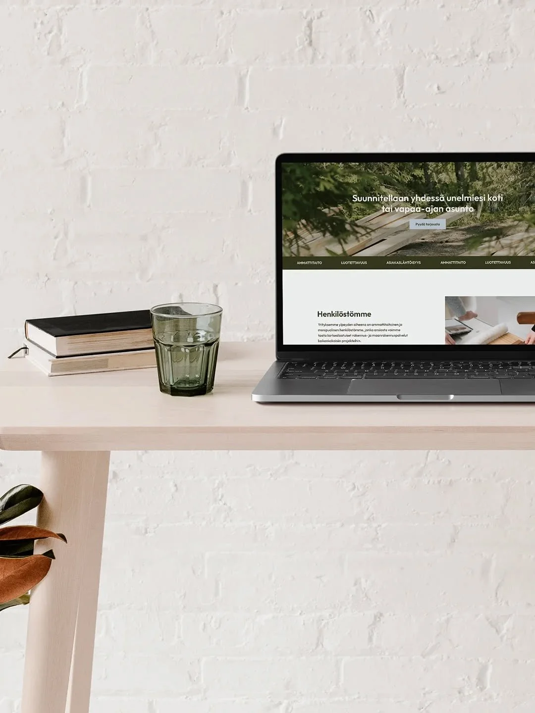 Miksi Squarespace on palveluja tarjoavan pienyritt&auml;j&auml;n paras valinta nettisivualustaksi.👇🏼

1️⃣ Sit&auml; on helppo ja miellytt&auml;v&auml; k&auml;ytt&auml;&auml;, eik&auml; pienten muutosten tekemiseen kulu tuntikaupalla aikaa.

2️⃣ Se 