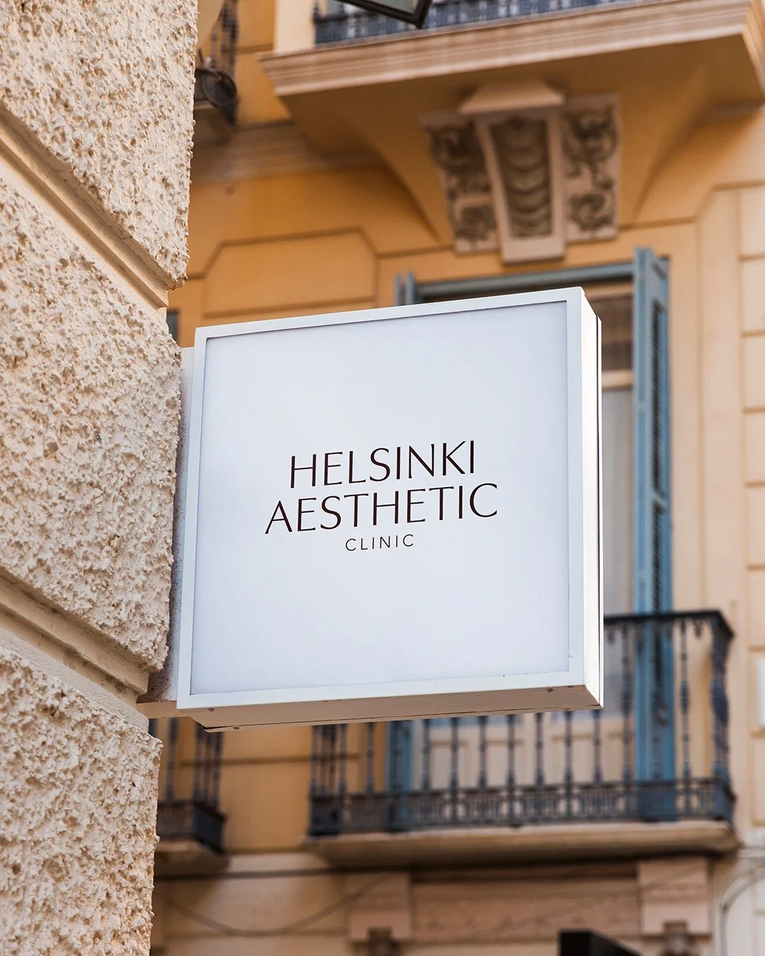 Helsinkiläisen kauneusklinikan valokyltti