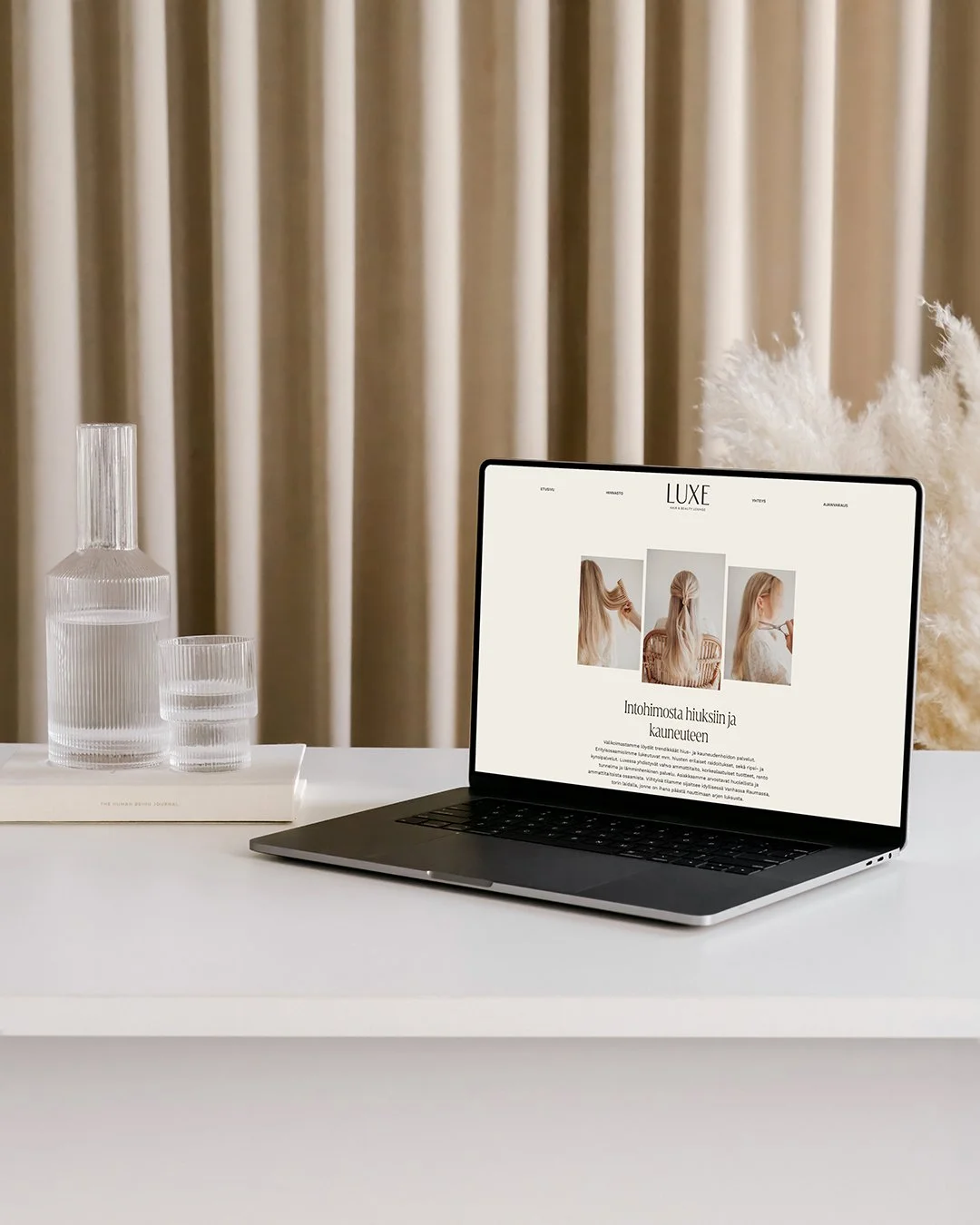Kannettavalla tietokoneella auki olevat Squarespace nettisivut.
