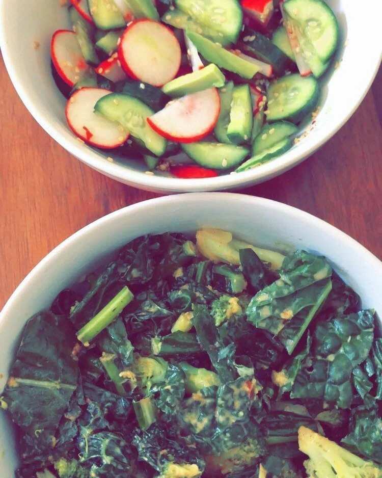 👆🏼Broccoli and kale with almond satay sauce and a crunchy radish &amp; cucumber salad. ⁠⠀
⁠⠀
🥦Broccoli with 5g protein per cup and kale with 6g protein per 2 cups are wonderful vegetarian sources of protein and perfect for your #meatlessmonday lun