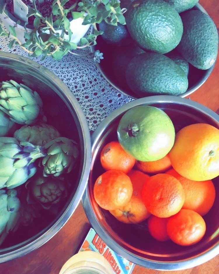 Freshly picked produce is my favorite table decor. ⁠⠀
🍊💛 🥑🧡 🍋💚 🍹⁠⠀
⁠⠀
💐As much as I love flowers, they exacerbate my allergies this time of year so I don't keep any in the house during the spring. And let's be real guys, nothing is worse than