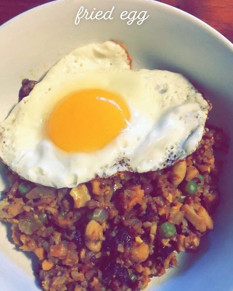 ⁠⠀
Put an egg on it! 🍳⁠⠀
👇🏽⁠⠀
My favorite way to revamp vegetable leftovers for breakfast! &bull;⁠⠀
&bull;⁠⠀
&bull;⁠⠀
#dinnerforbreakfast #breakfast #vegetarian #leftovers #wholefoodsfirst #eatrealfood #healthy #easybreakfast⁠⠀
#balancednutrition 