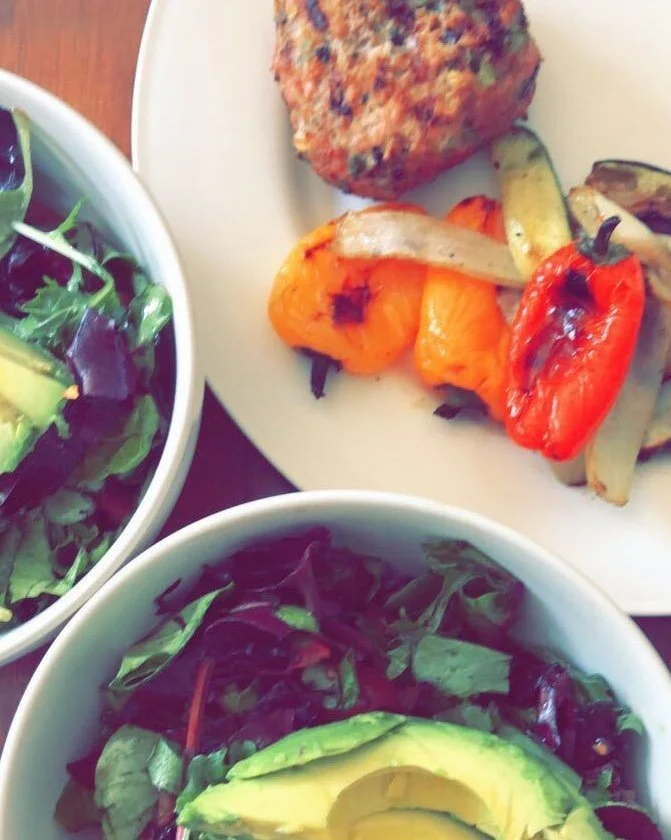 Nothing tastes more like Memorial Day than a freshly grilled burger, charred veggies, and a crisp salad with creamy avo!⁠⠀
🥑⁠⠀
🍔⁠⠀
🥗⁠⠀
⁠⠀
💡Burgers are a great way to sneak some extra veggies into your family&rsquo;s diet! Since raw ones tend to m