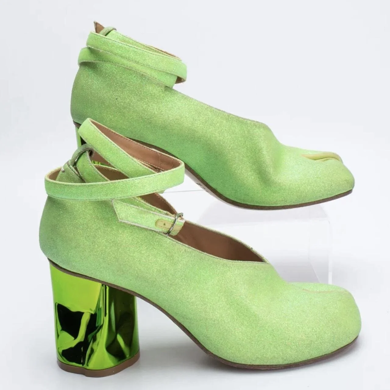 FB077D73-B314-40B6-B2F3-367EE56F56B6