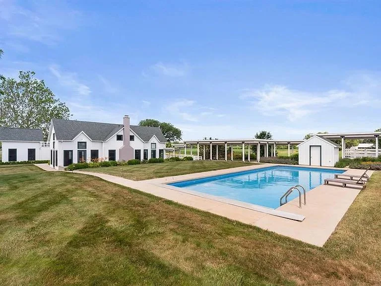 β¨ Just WOW! We had the pleasure of deep cleaning this absolutely stunning home — and it’s officially on the market!
From the sparkling pool to the attached dog kennel, every detail of this property is truly breathtaking. Our team worked