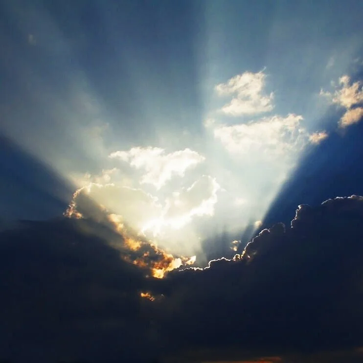1200px-Crepuscular_rays_color.jpg