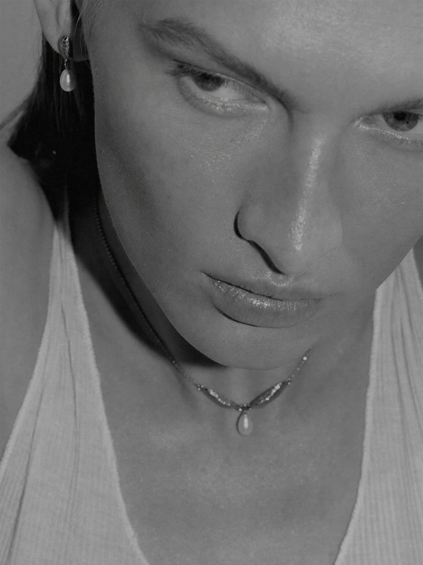 Sculptural shells concealing hidden gems, discover @lorenstewart SS / 26 

Chains ripple like tides, earrings feel &ldquo;found&rdquo; and fluid, and anklets echo the collection&rsquo;s coastal palette.

📷 @jennasaraco