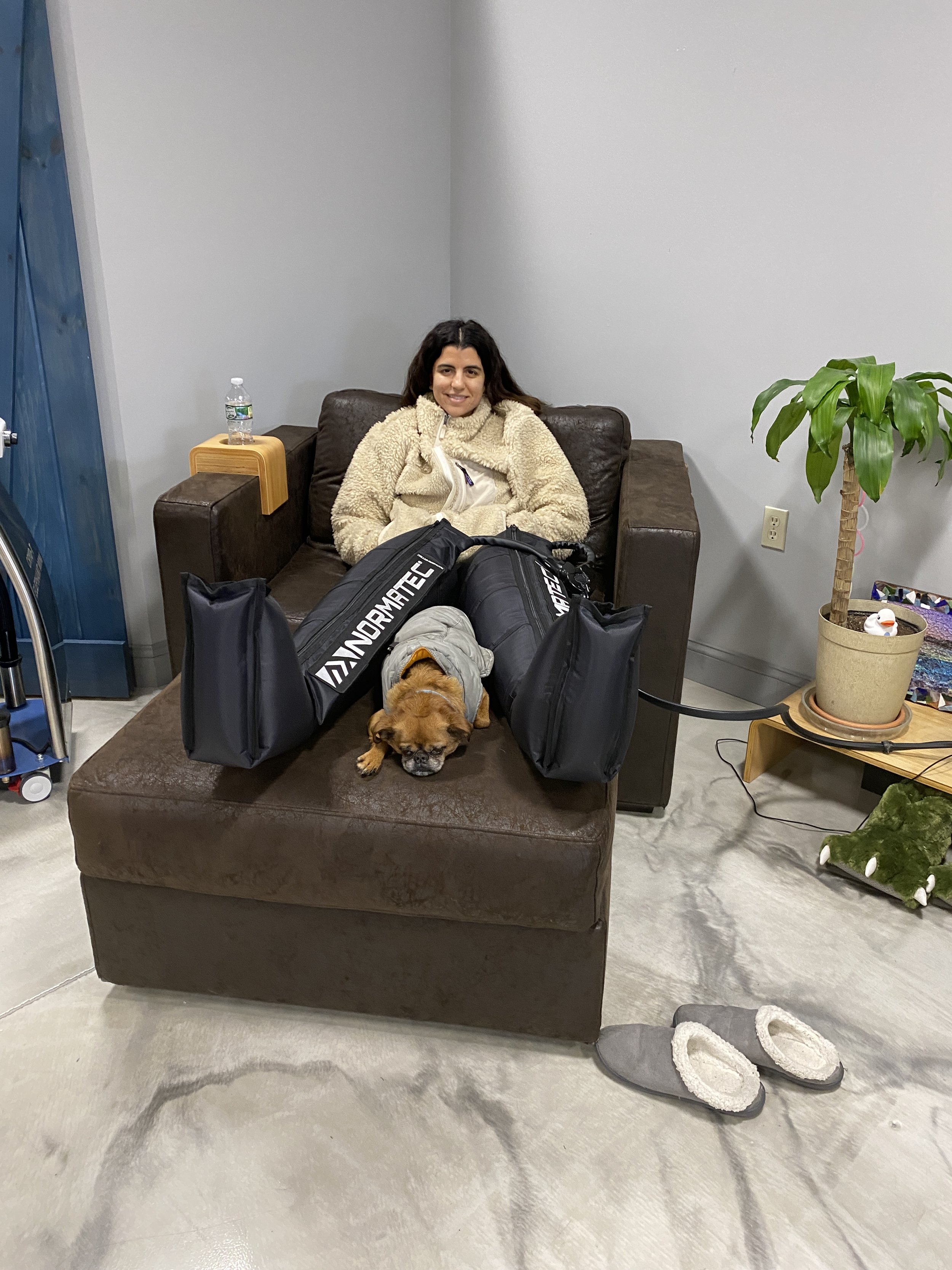 Customer using leg compression sleeves at Catskill Cryo