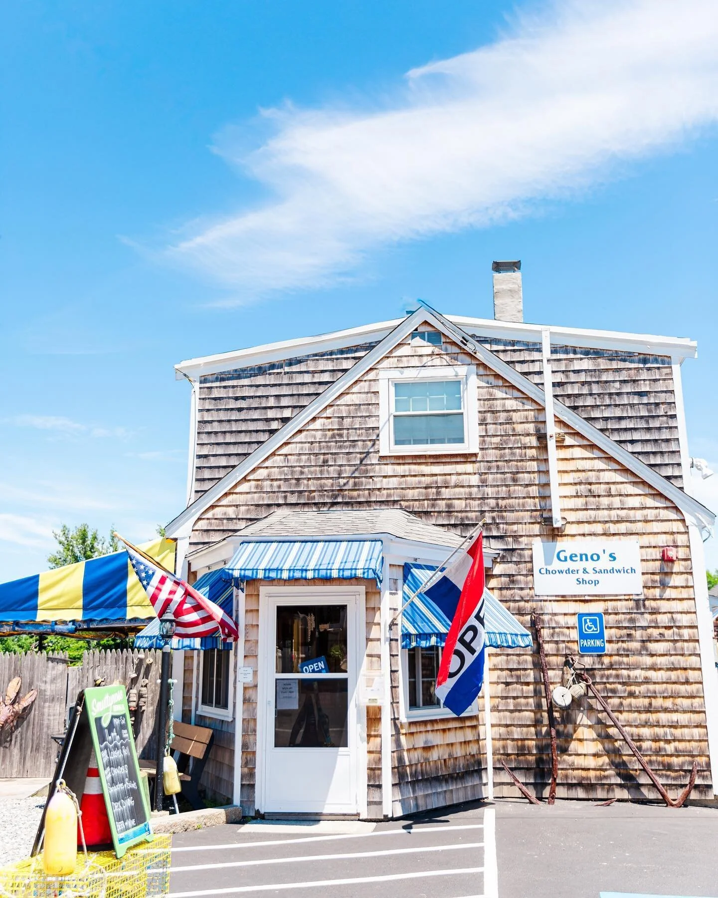 Geno&rsquo;s. Best chowder in New England!! 
 
 
 
 
#visitportsmouth #newhampshire #wickedgoodlobstah #summertime #newengland #visitneengland