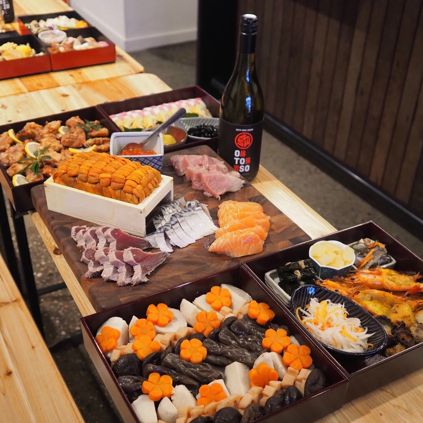 Happy New Year everyone! We spent the first day of 2024 enjoying some amazing homemade Osechi Ryori (plus some from our friends at @aunbrooklyn) and Ozoni (New Year mochi soup featuring a mesmerizing mochi machine from @maxinearts) surrounded by our 