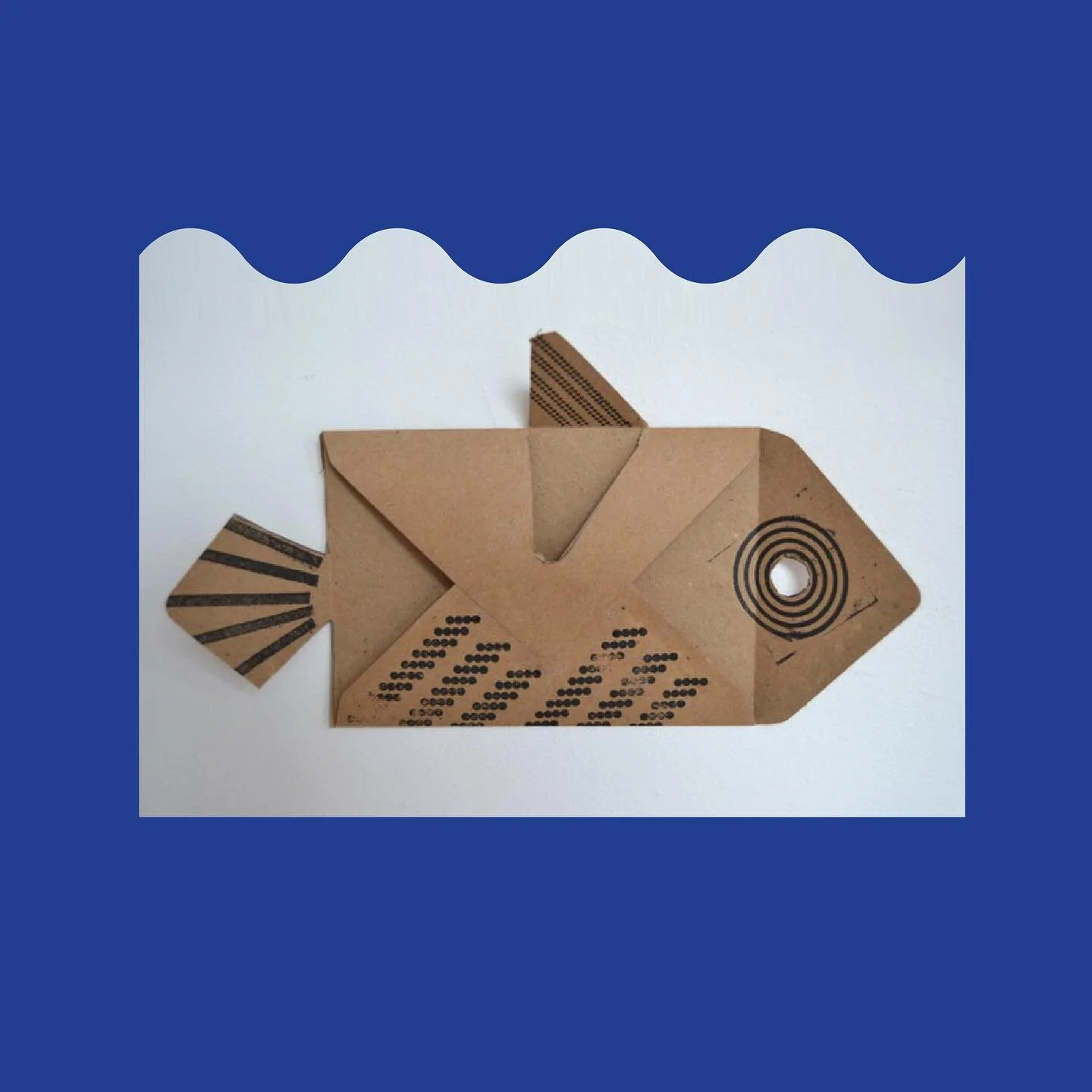 Our favorite kind of craft is a simple one that takes a little imagination. We love this find from @milimbolibros. What can you make from an envelope? Our guess is lots of unexpected things! 
.
#findingstuff #findingstuffclub #envelopechallenge