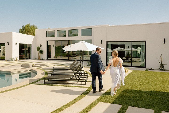 What is more Palm Springs than an amazing private estate for poolside brunch and afternoon sunbathing on your wedding weekend? 
⠀⠀⠀⠀⠀⠀⠀⠀⠀
Especially this estate. This was an epic property with a sister estate next door and was so perfect to gather al
