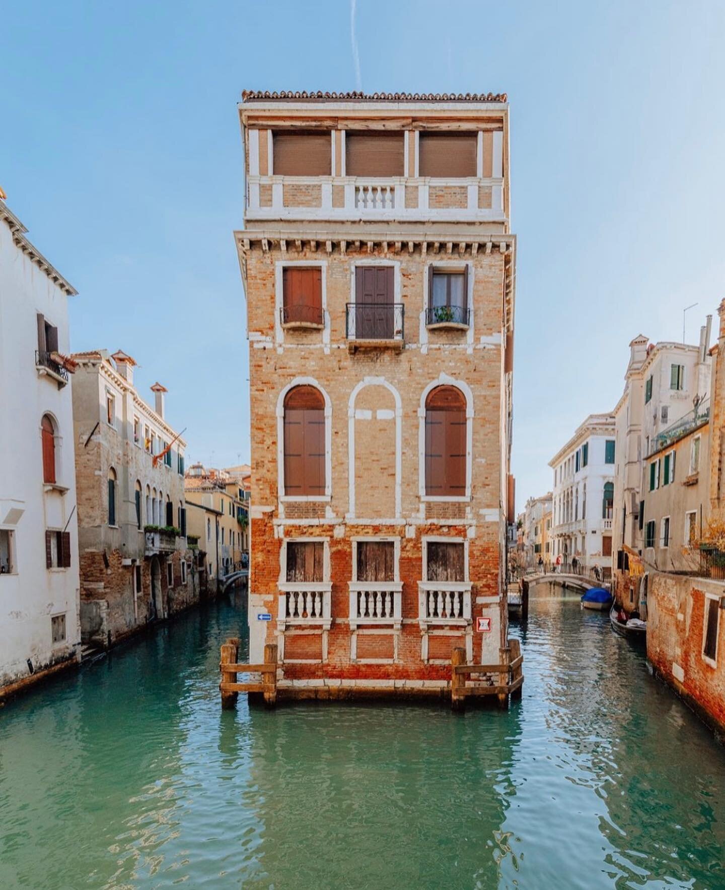 Venice, Italy // Print's top finds for a weekend stay in Venice:⁠
⁠
🏨 @ilpalazzoexperimental⁠
🍝 #vinidaarturo⁠
🛍️ @piedaterrevenezia⁠
🍝 @ristorantedaivo.venezia⁠
⁠
__⁠
📂: #printfreshfinds #printcollectivevenice⁠
__⁠
📸: @miguel.sagredo @ilpalazz