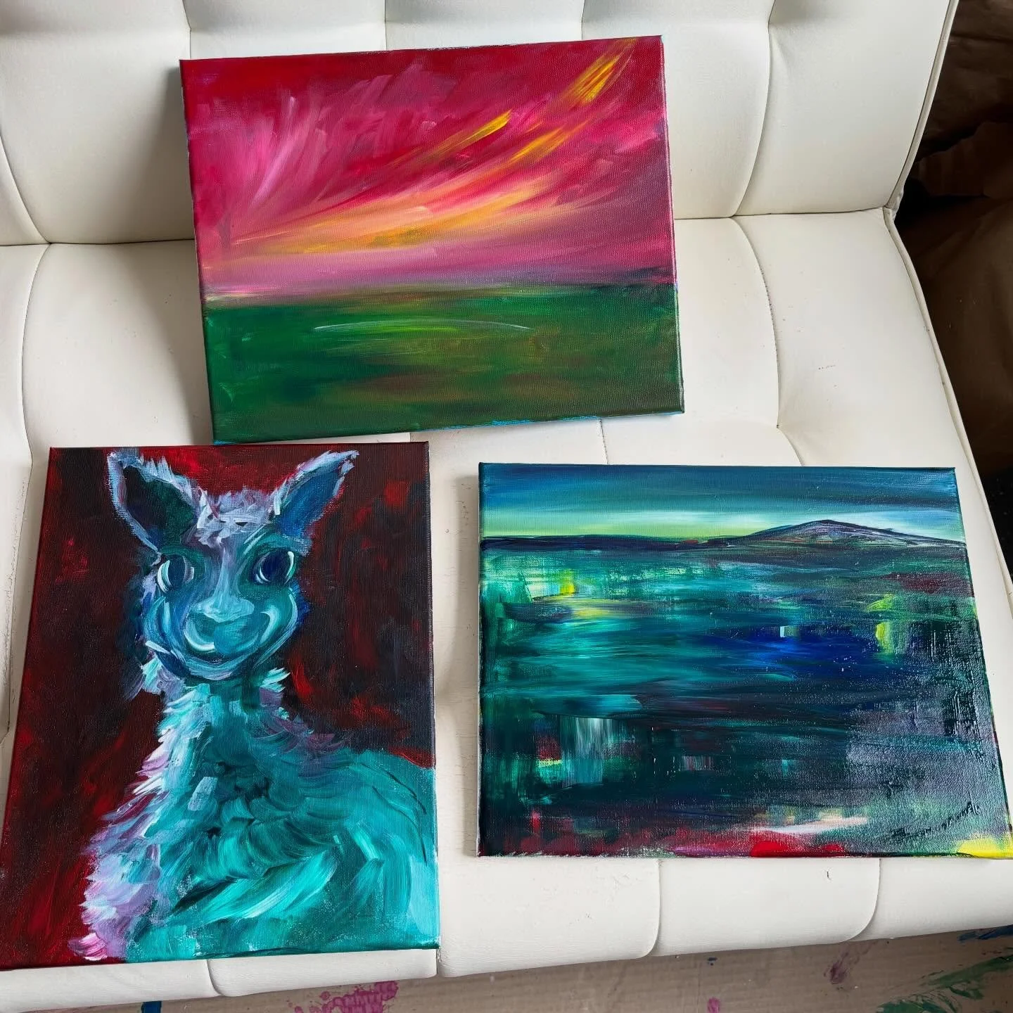 It&rsquo;s hard to say goodbye to the left over paint on my palettes&hellip; so I don&rsquo;t 😌 

If it dries I peel it and collect it, if I have time I&rsquo;ll stick around and see what I can create. Theres no pressure to create a masterpiece - th