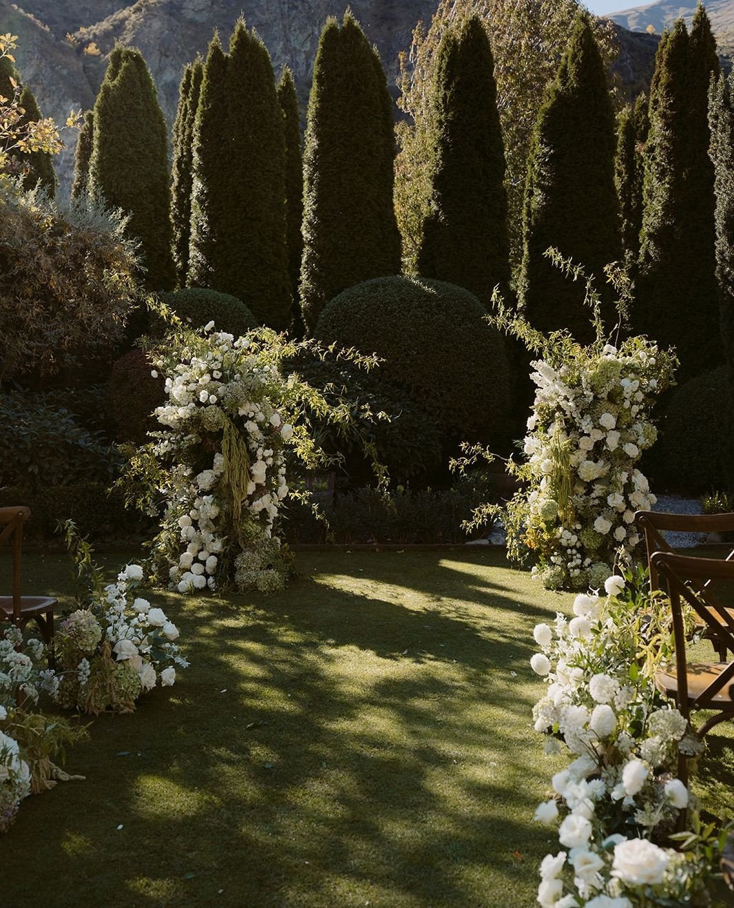 Garden floral magic for Lydia &amp; Martin🌿
.
.
.
@katerobergephotography