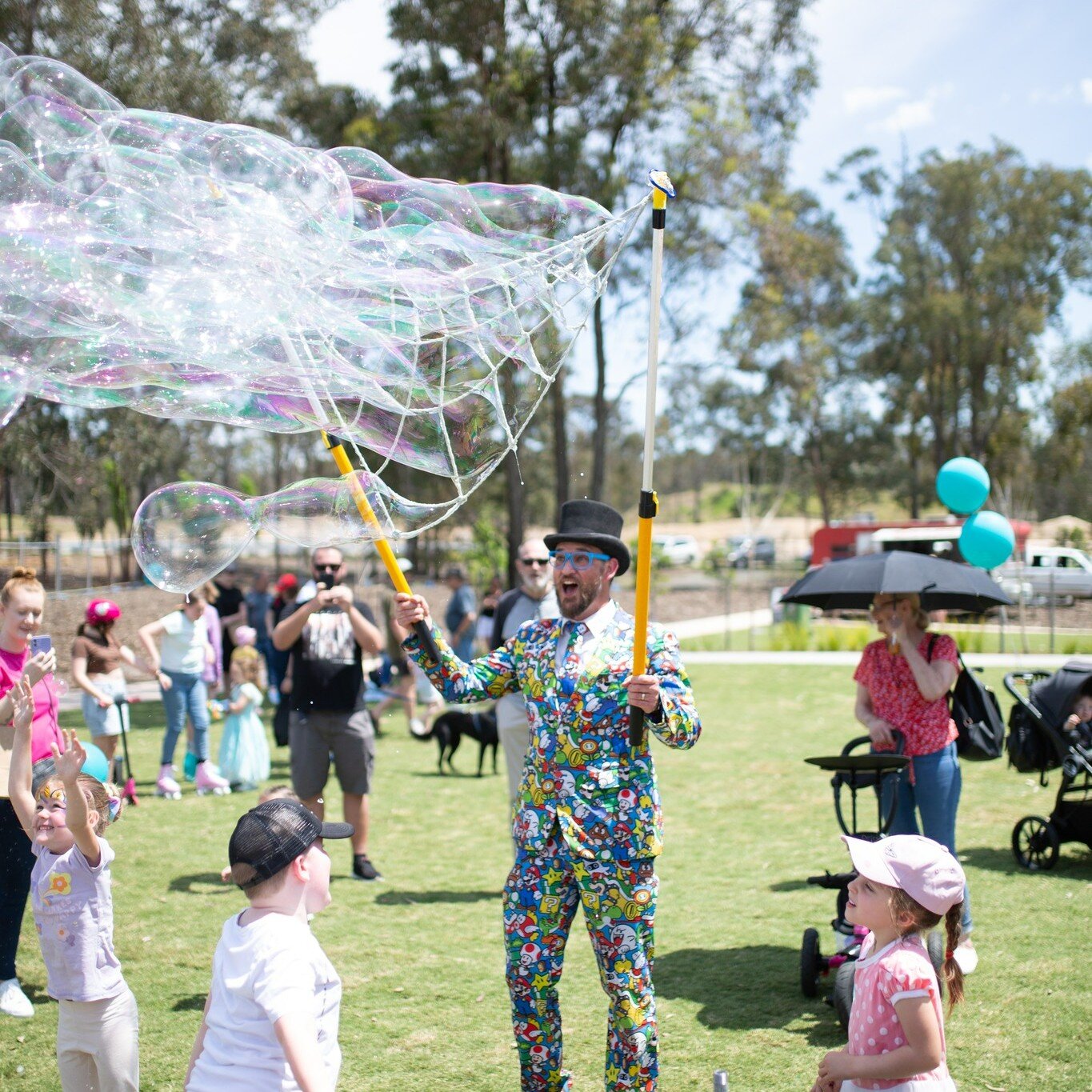 Did you go to the Falling Leaf Festival, Tumut last month?  If you did you will be familiar with The Pretty Amazing Jono. If you missed him, make sure you get to CiderFest tomorrow as he will be there!

Part Magician, part Mad Scientist and part MacG