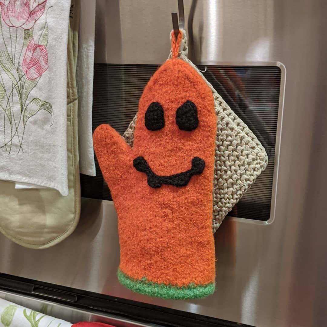 Meet Ralphie, the kind felted jack-o'-lantern oven mitt thingy. 👋🏼👋🏼

Happy Saturday! I thought I would finally share the finished object photos of my felting adventure! I talked about him in today's episode of TWEP. Link is in my bio! 

QOTD❓: D